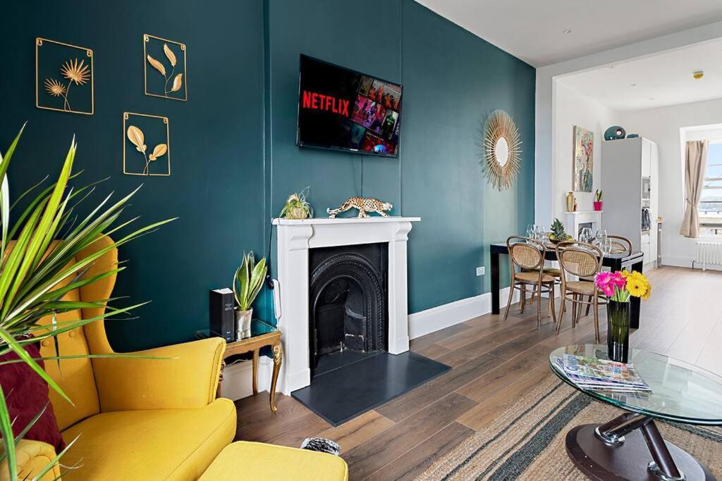 Modern 1 Bed Apartment, Sea Views, Free Parking, Wifi, Netflix ทินมัท ภายนอก รูปภาพ
