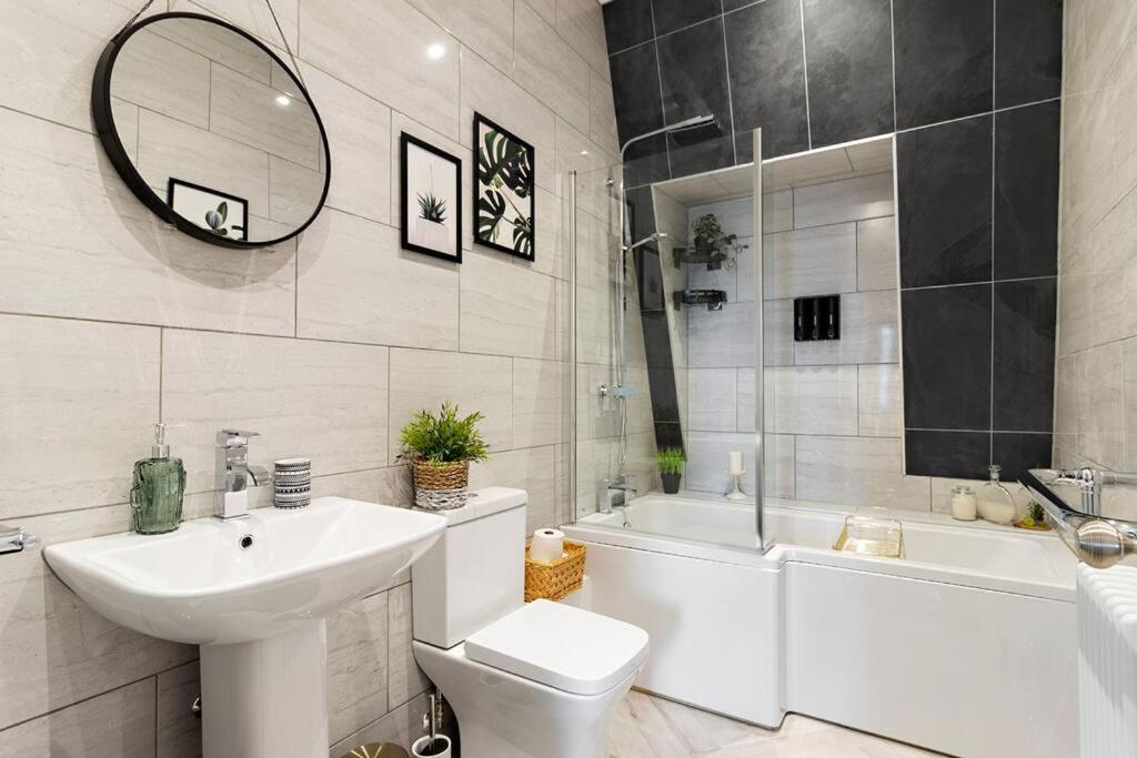 Modern 1 Bed Apartment, Sea Views, Free Parking, Wifi, Netflix ทินมัท ภายนอก รูปภาพ